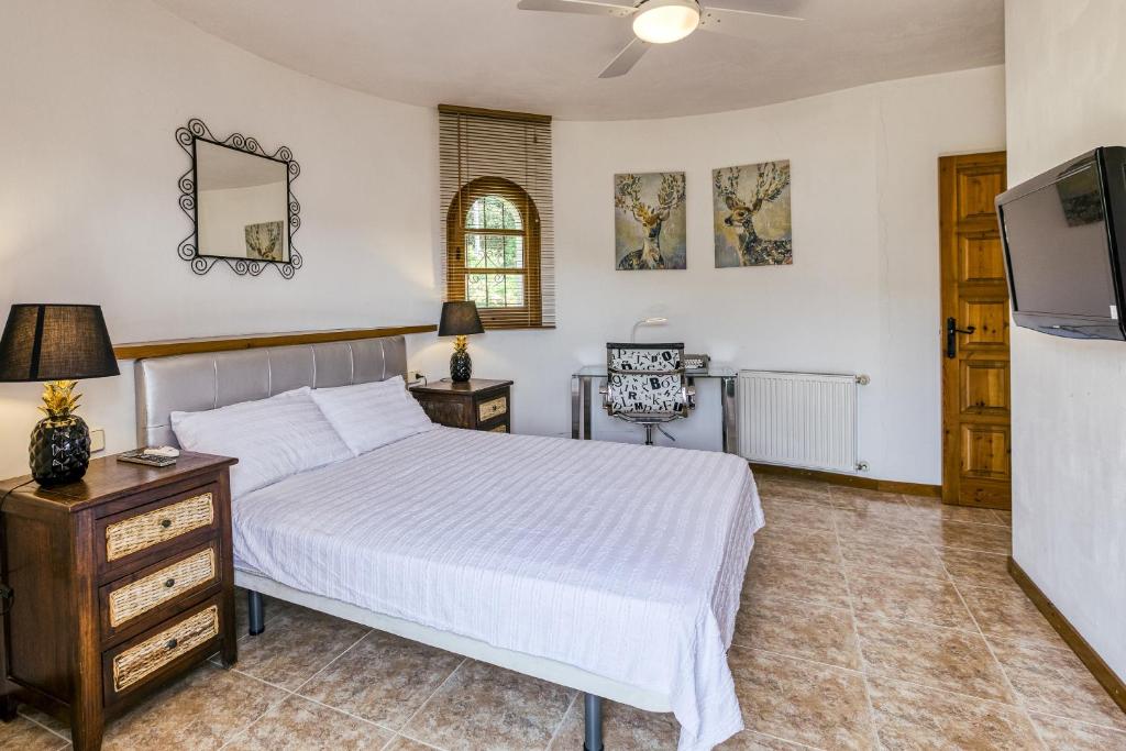 Postel nebo postele na pokoji v ubytování Castell Mirto - villa private pool