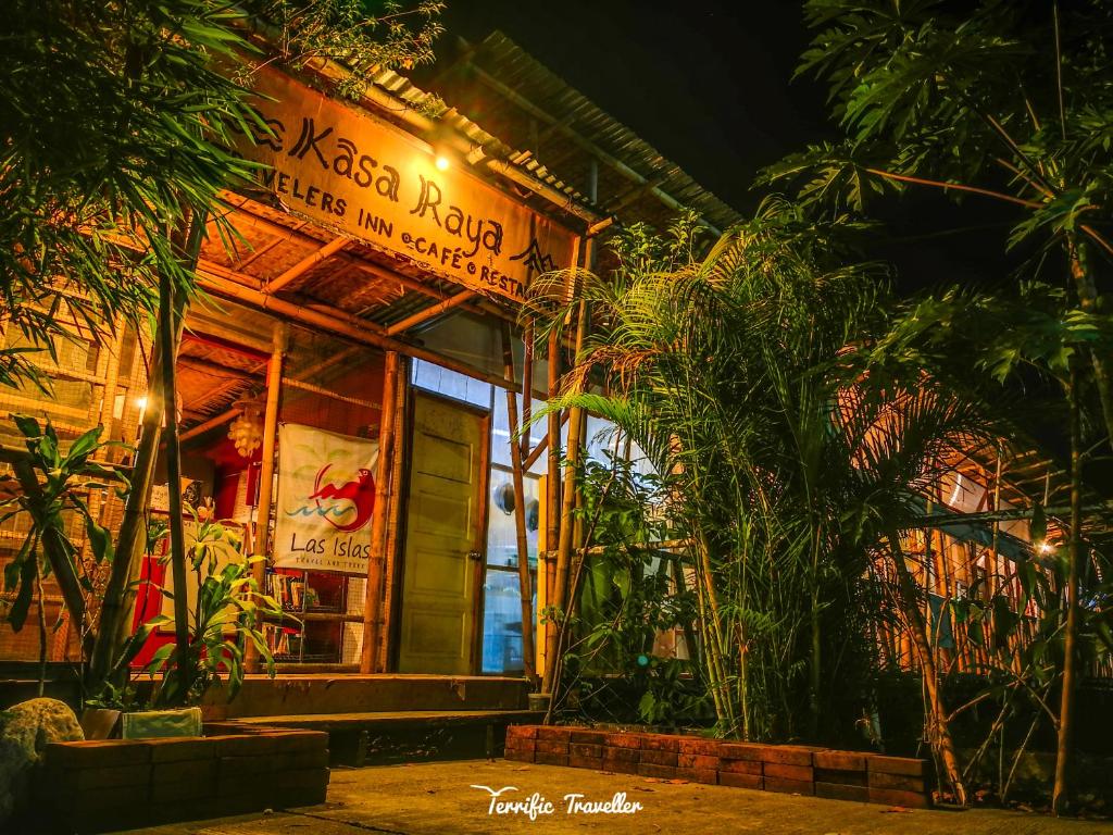 Tibiao的住宿－Kasa Raya Inn，一家在晚上在餐厅前面种植植物的餐厅