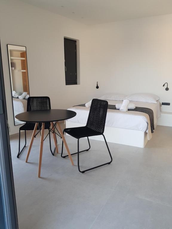 Postel nebo postele na pokoji v ubytování myLithos Suites