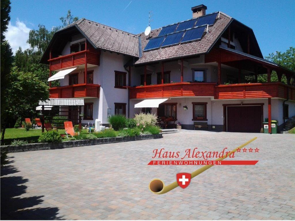 ein Haus mit Sonnenkollektoren darüber in der Unterkunft Haus Alexandra Apartment in Bled