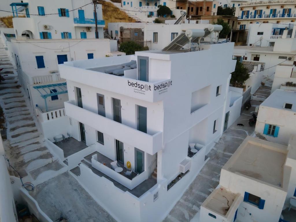 una vista aerea di un edificio bianco di Bedspot Apartments Astipalaia a Pera Gyalos