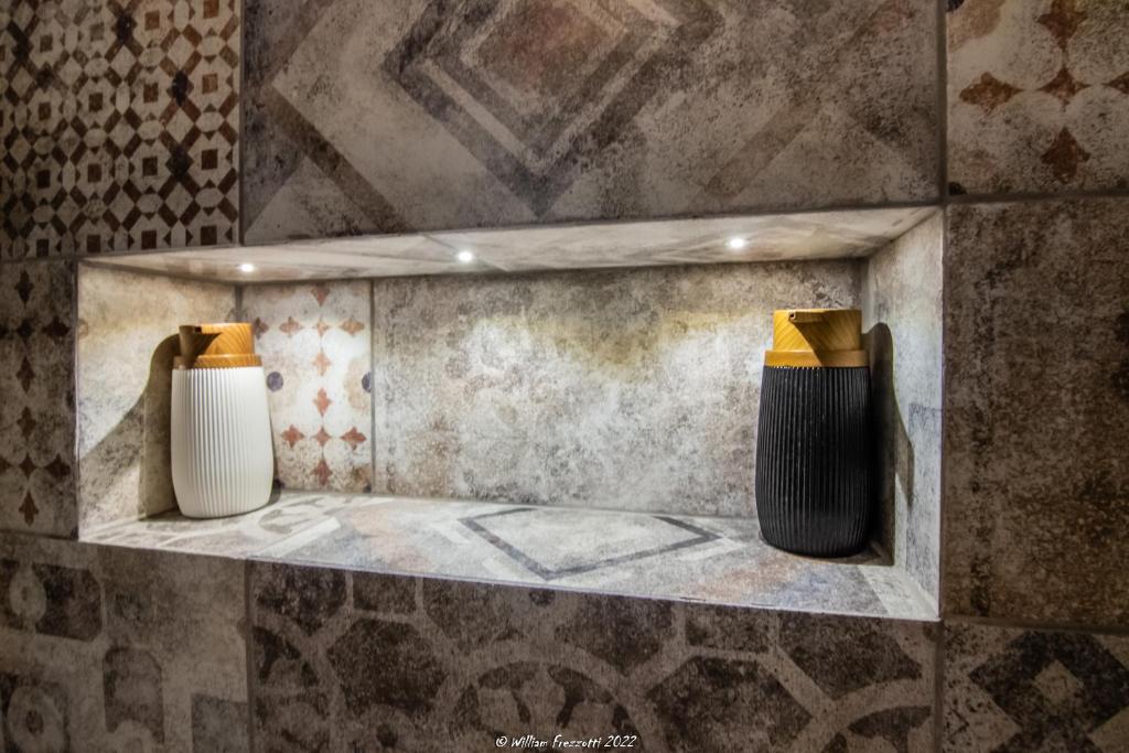 two vases sitting on a shelf in a room at Chiaro di Luna - Casa Vacanze in Rome