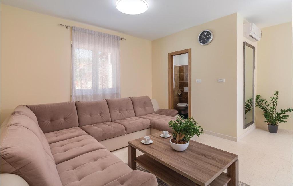 Posezení v ubytování 4 Bedroom Gorgeous Home In Pican