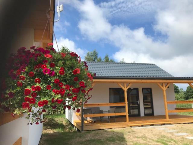 JezierzanyにあるBursztynowy Zakątekの赤い花の家