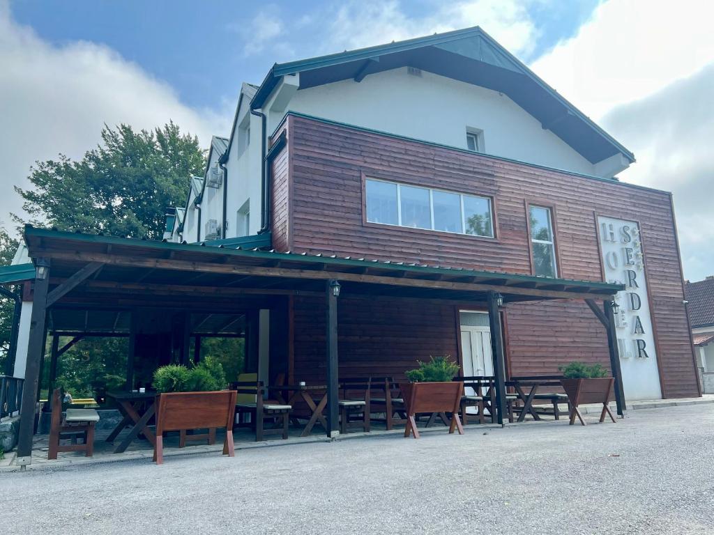 Budova, kde se hotel nachází