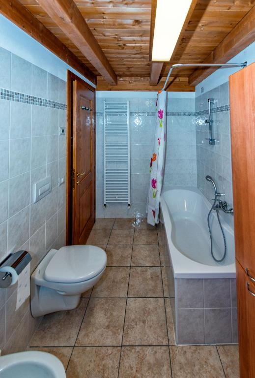 Koupelna v ubytování Albergo Diffuso Dolomiti
