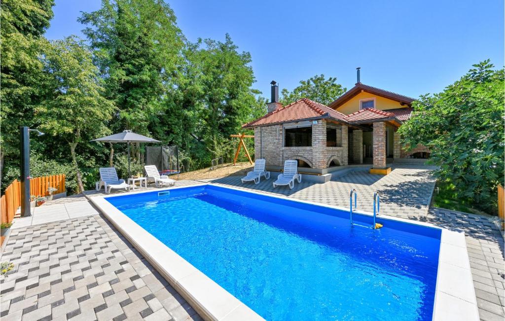 uma piscina num quintal com uma casa em Stunning Home In Susobreg With Outdoor Swimming Pool, Wifi And 3 Bedrooms 