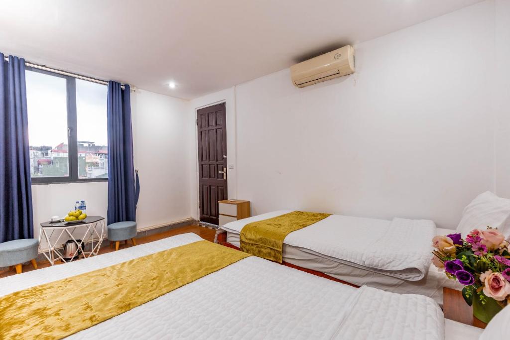 Postel nebo postele na pokoji v ubytování Hanoi View Legend Hotel