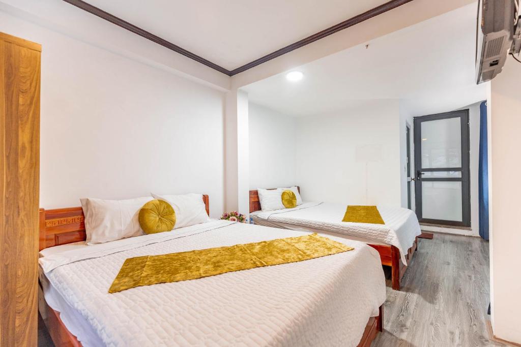 Postel nebo postele na pokoji v ubytování Hanoi View Legend Hotel