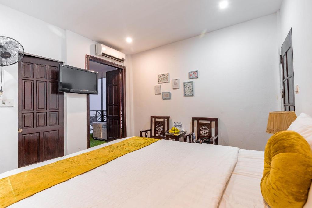 Postel nebo postele na pokoji v ubytování Hanoi View Legend Hotel