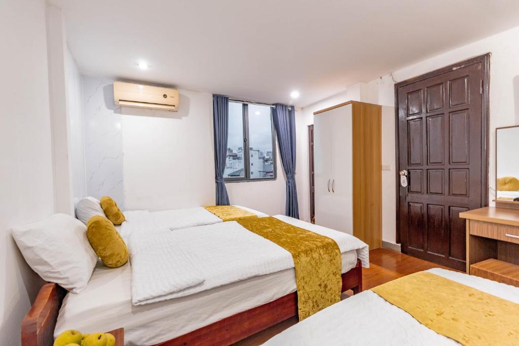 Postel nebo postele na pokoji v ubytování Hanoi View Legend Hotel