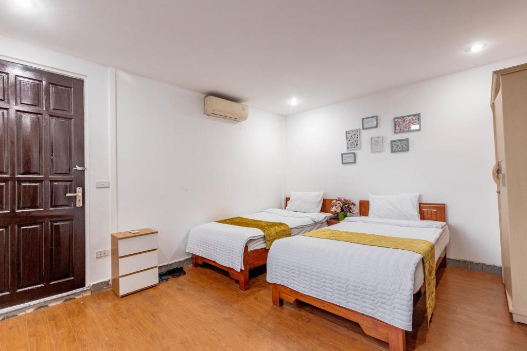 Postel nebo postele na pokoji v ubytování Hanoi View Legend Hotel