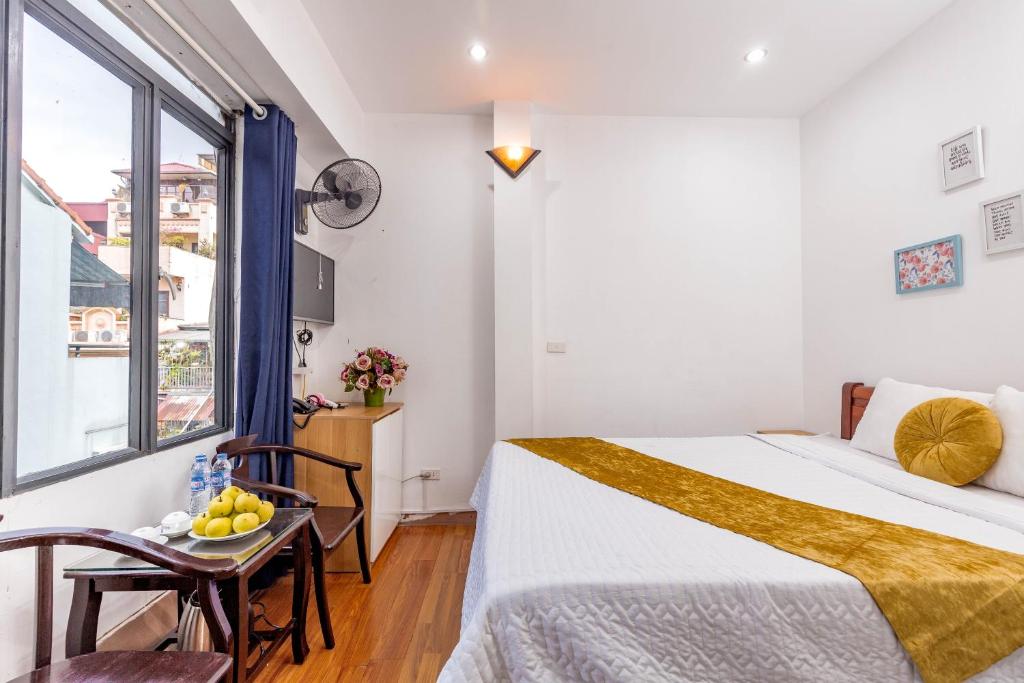 Postel nebo postele na pokoji v ubytování Hanoi View Legend Hotel