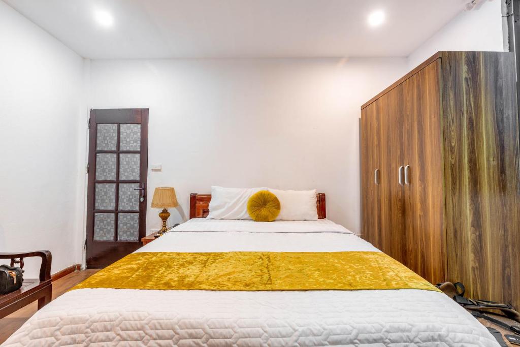 Postel nebo postele na pokoji v ubytování Hanoi View Legend Hotel