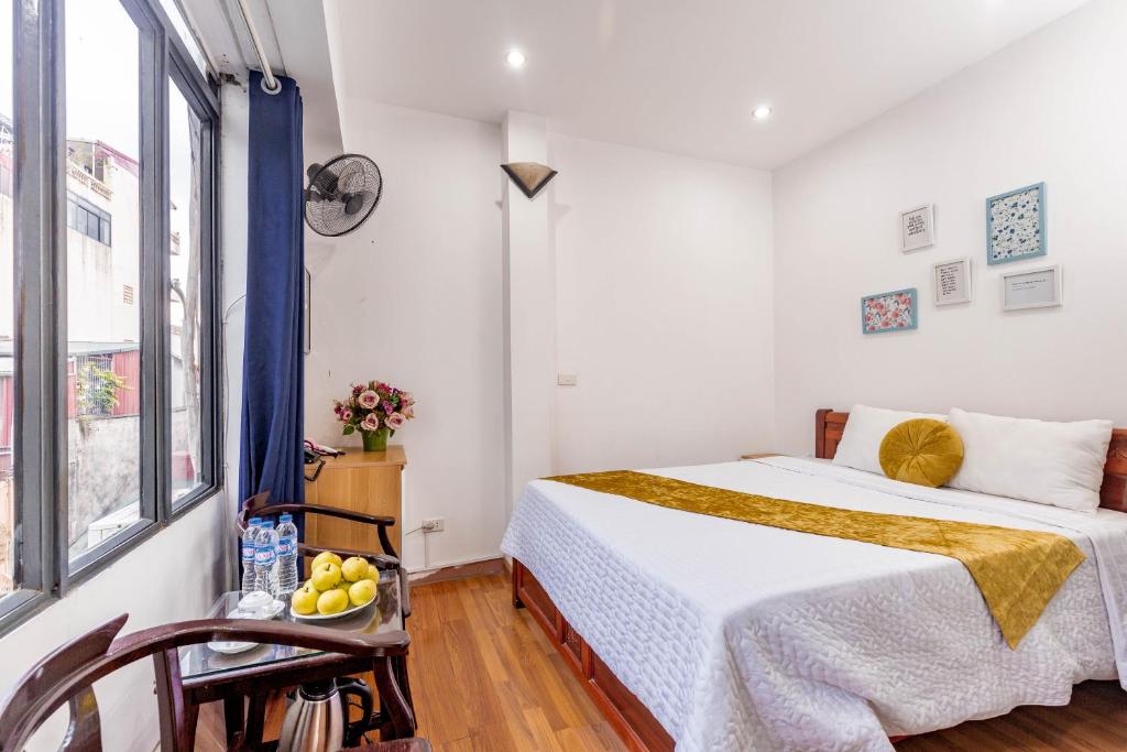Postel nebo postele na pokoji v ubytování Hanoi View Legend Hotel