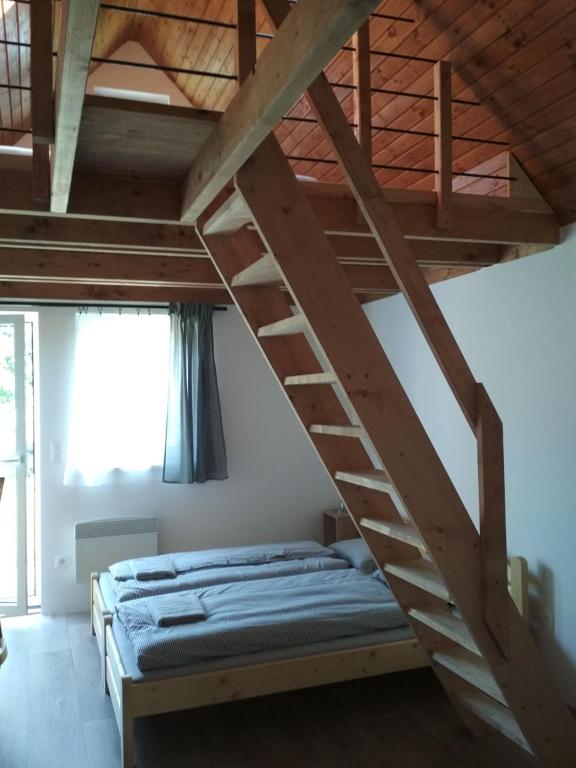 Postel nebo postele na pokoji v ubytování Vojtěch Jestřáb - rodinné vinařství