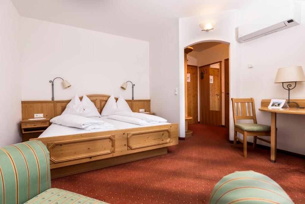 Postel nebo postele na pokoji v ubytování Genussgasthof & Hotel beim Krutzler