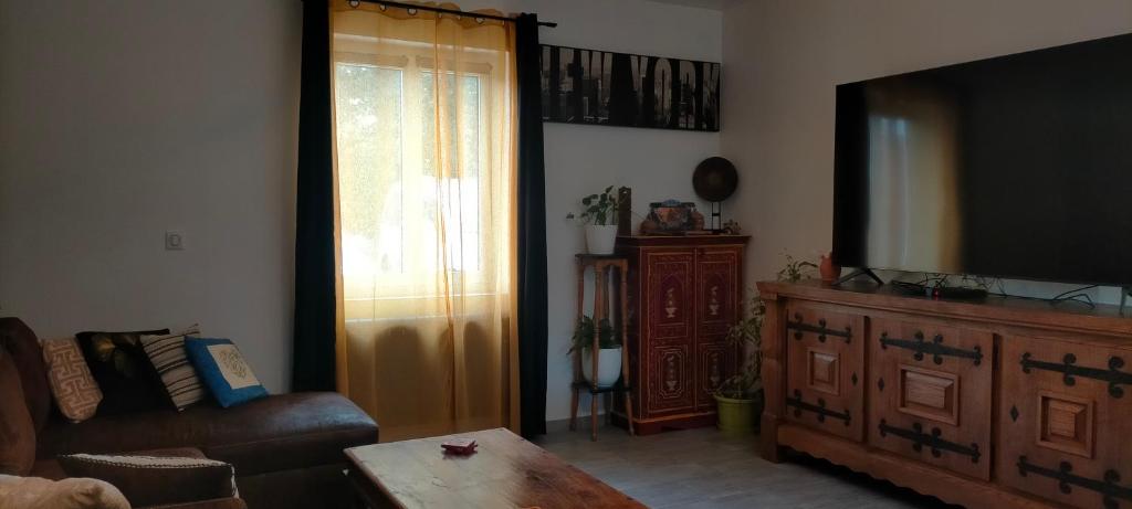 Telewizja i/lub zestaw kina domowego w obiekcie Chambre cosy entre mer et montagne