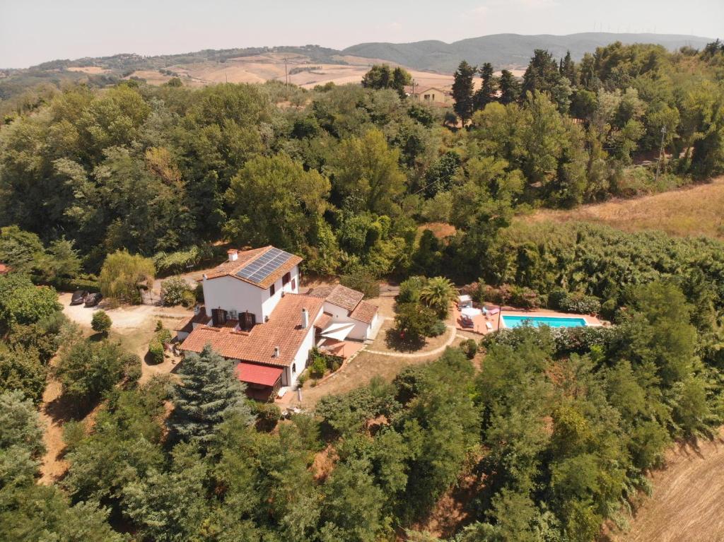 eine Luftansicht eines Hauses auf einem Hügel mit Pool in der Unterkunft Villa Nerone B&B in Lorenzana