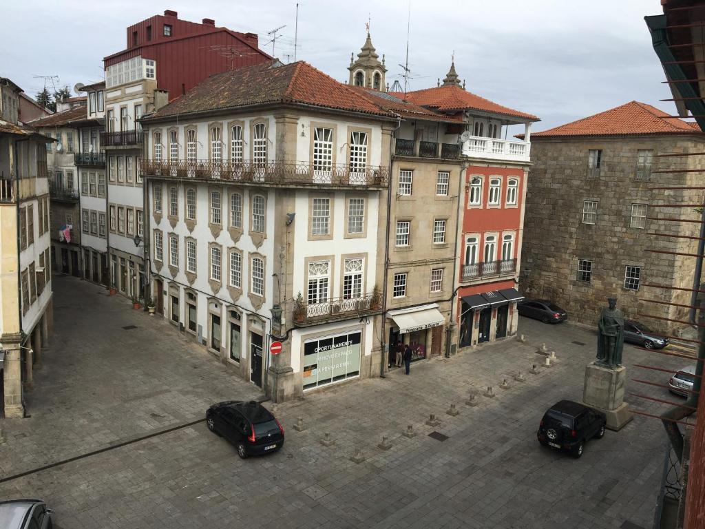 une vue sur une rue de la ville avec des bâtiments dans l'établissement Apartamento, Praça Dom Duarte 8, Viseu, Portugal, à Viseu