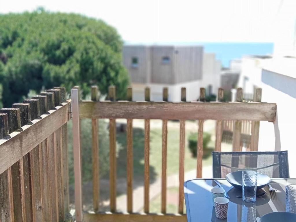 une table assise sur un balcon avec une table dans l'établissement Studio à La Rochelle : Vue Océan & Parking - FR-1-551-32, à La Rochelle