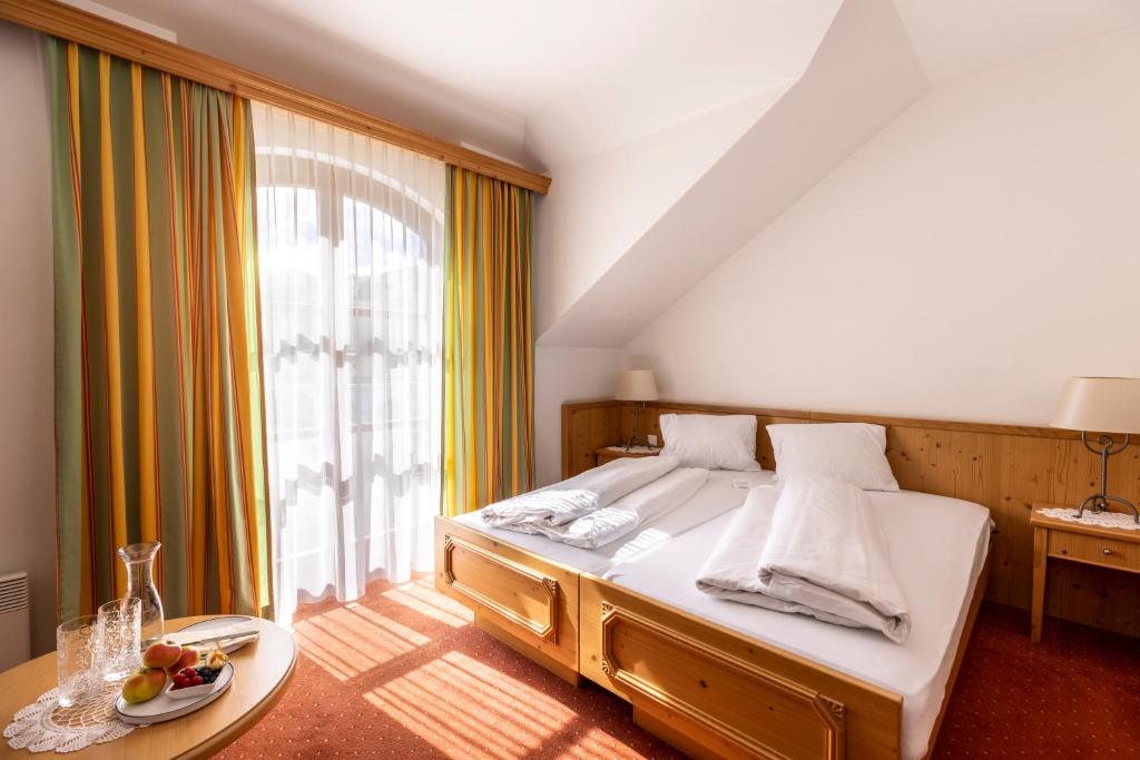 Postel nebo postele na pokoji v ubytování Genussgasthof & Hotel beim Krutzler