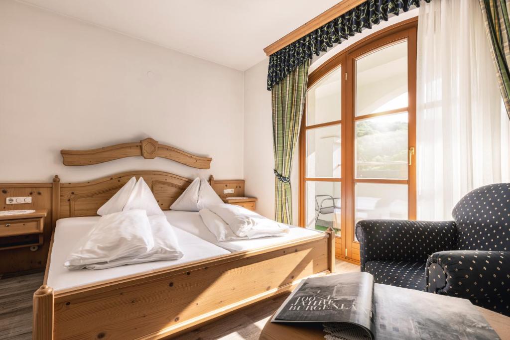 Postel nebo postele na pokoji v ubytování Genussgasthof & Hotel beim Krutzler