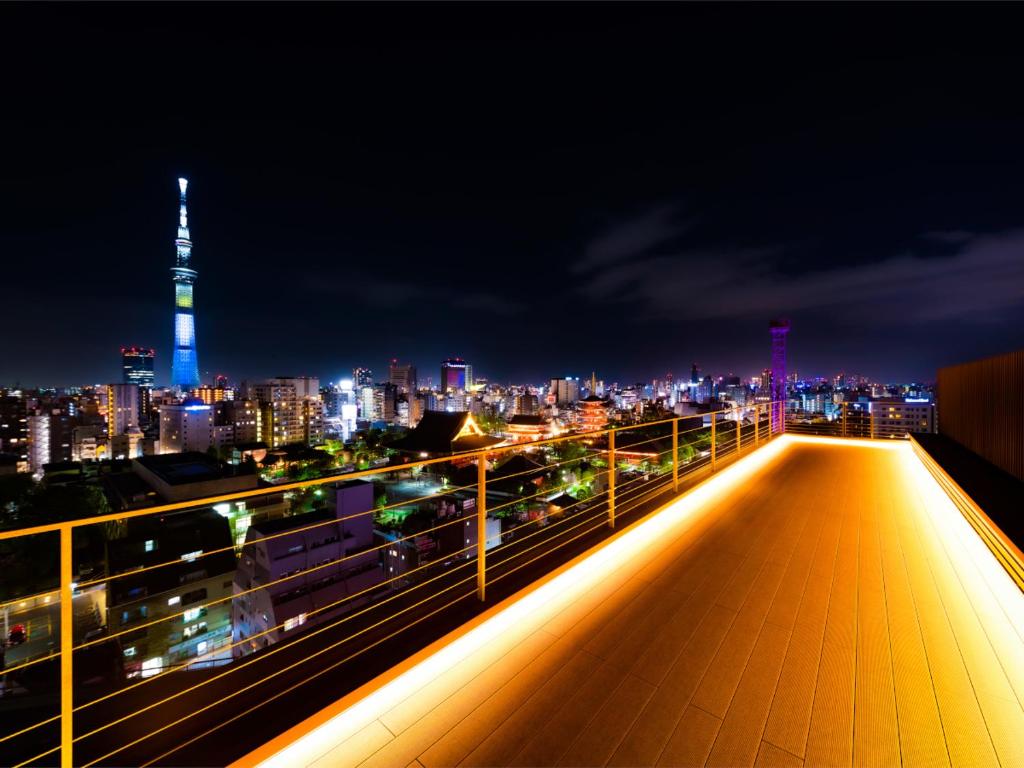 - Vistas a la ciudad por la noche con luces en The Kanzashi Tokyo Asakusa, en Tokio