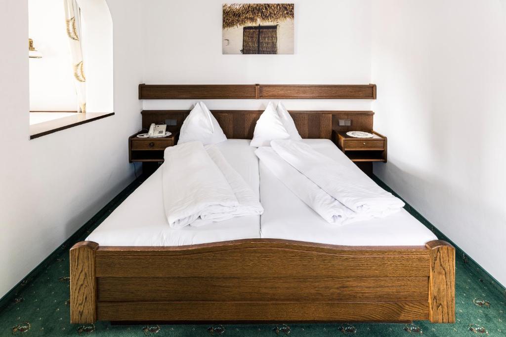 Postel nebo postele na pokoji v ubytování Genussgasthof & Hotel beim Krutzler
