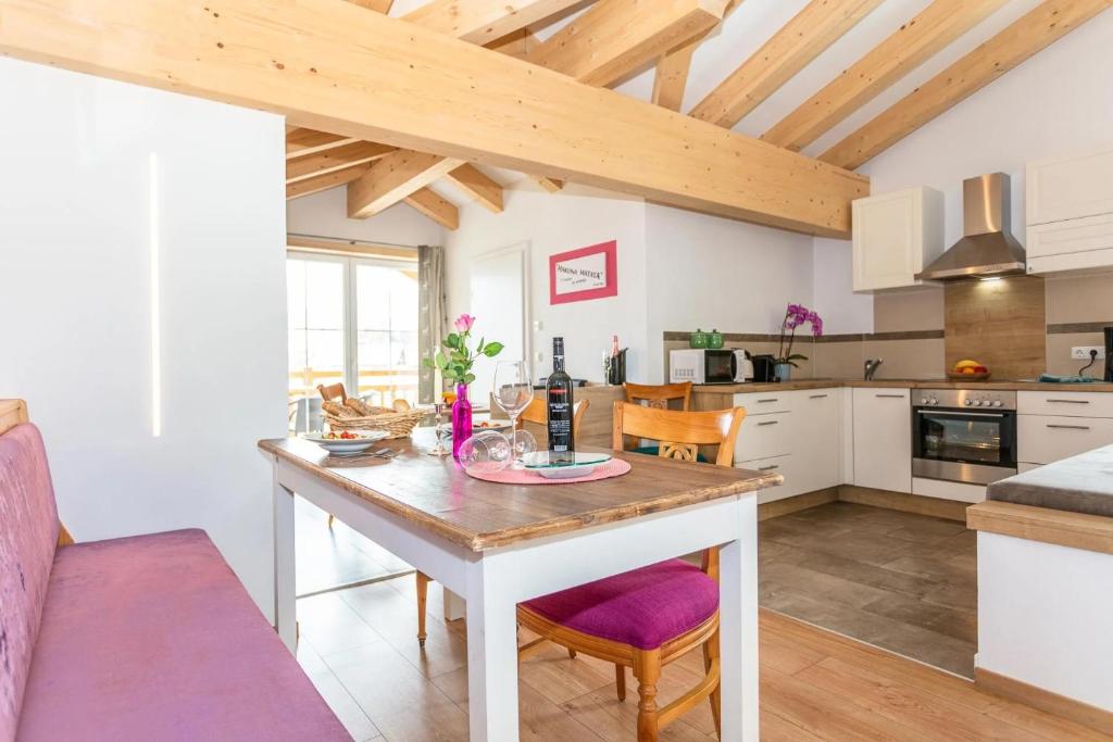 cocina con mesa y sillas en una habitación en Haus Garten An der Sonne, en Niedernsill