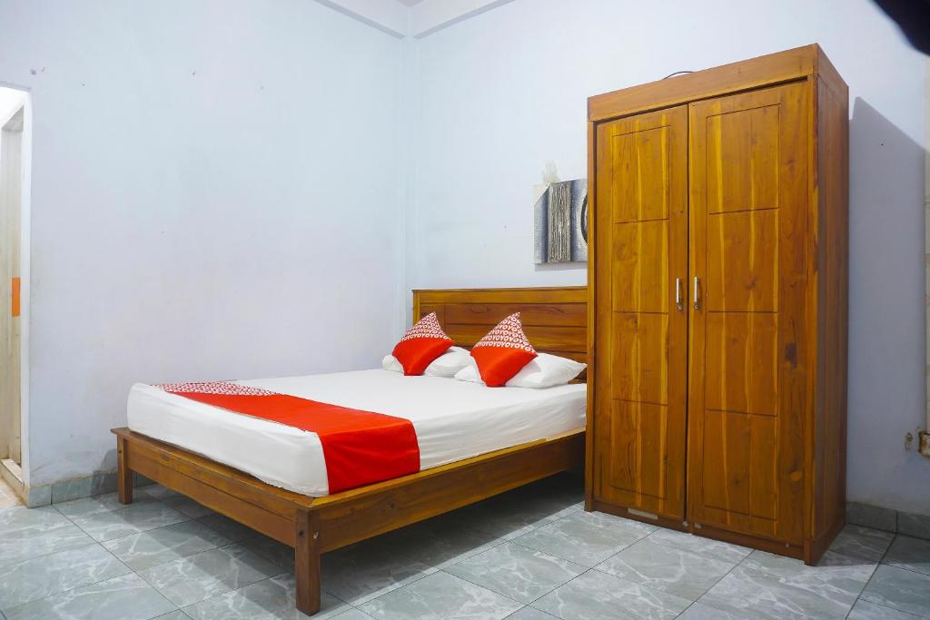 Tempat tidur dalam kamar di OYO 91456 Anggrek Homes Makassar