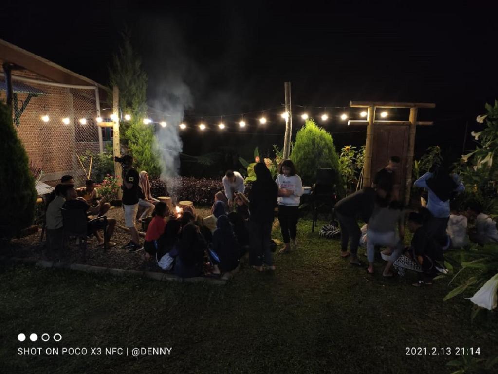 un gruppo di persone sedute nel cortile di notte di Ecobromo a Pasuruan