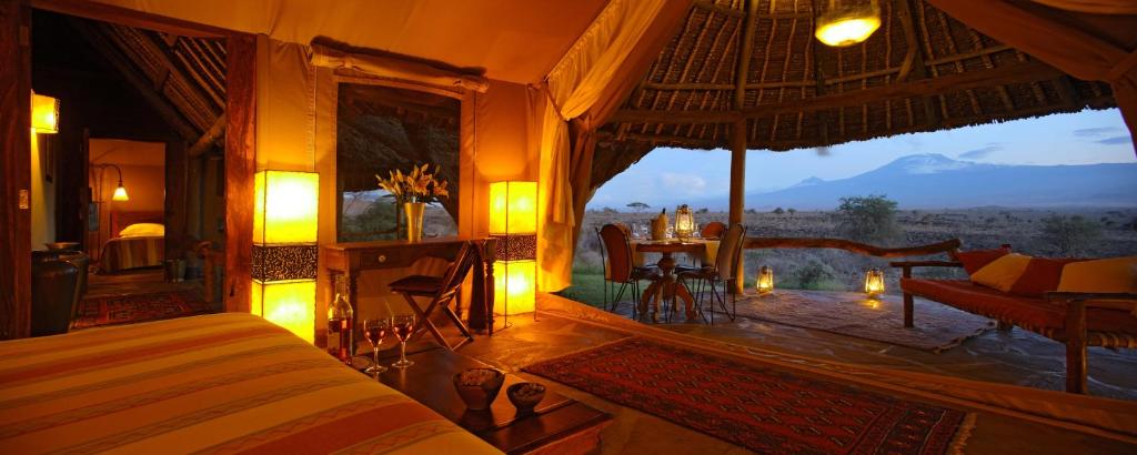 Nespecifikovaný výhled na hory nebo výhled na hory při pohledu z luxury tent