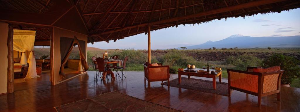 Nespecifikovaný výhled na hory nebo výhled na hory při pohledu z luxury tent