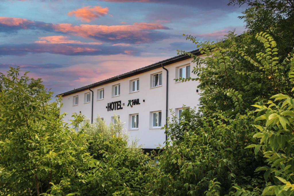 ein weißes Gebäude mit den Worten Motte Inn geschrieben in der Unterkunft Hotel Khail in Maria Lanzendorf