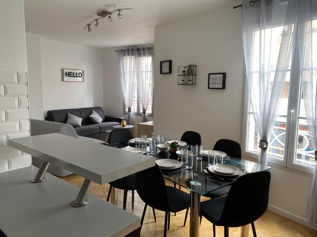 uma sala de estar com uma mesa e cadeiras e um sofá em Appartement familial, à Chessy, la ville de Disneyland Paris em Chessy