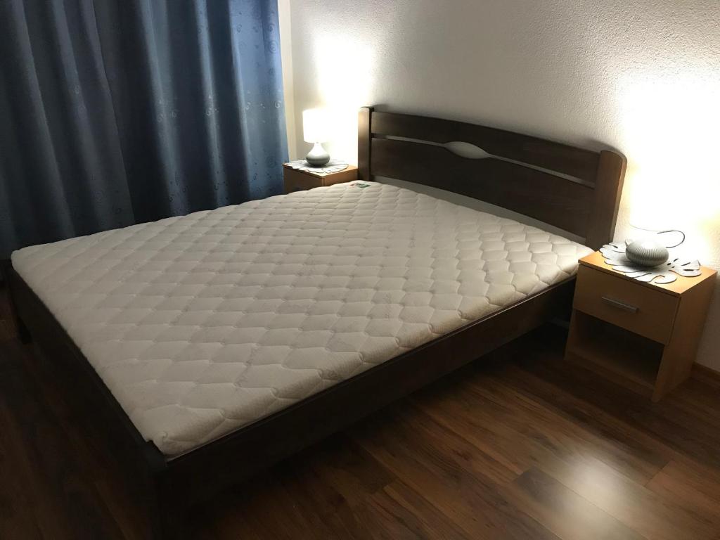 sypialnia z łóżkiem z białym materacem w obiekcie Donovaly Apartmán 204 AD Almet w mieście Donovaly