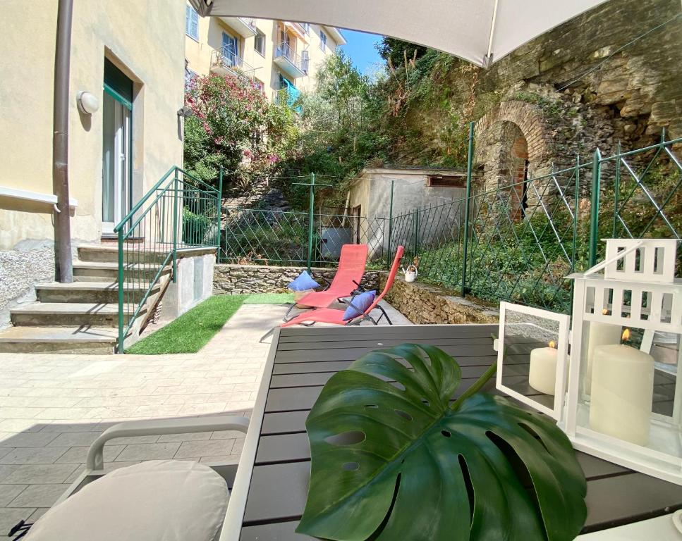 Vonkajšia záhrada v ubytovaní CasaViva - Lovely Trilo with patio in Rapallo