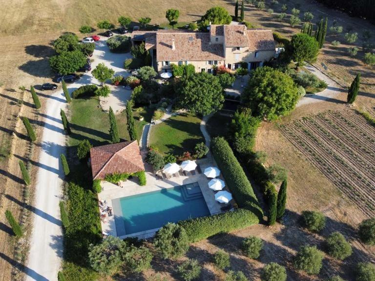 een luchtzicht op een huis met een zwembad bij Mas des Olives in Bédoin