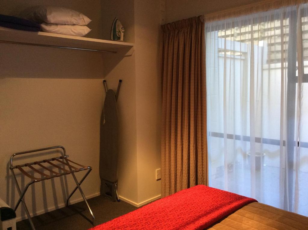 Postel nebo postele na pokoji v ubytování Marksman Motor Inn