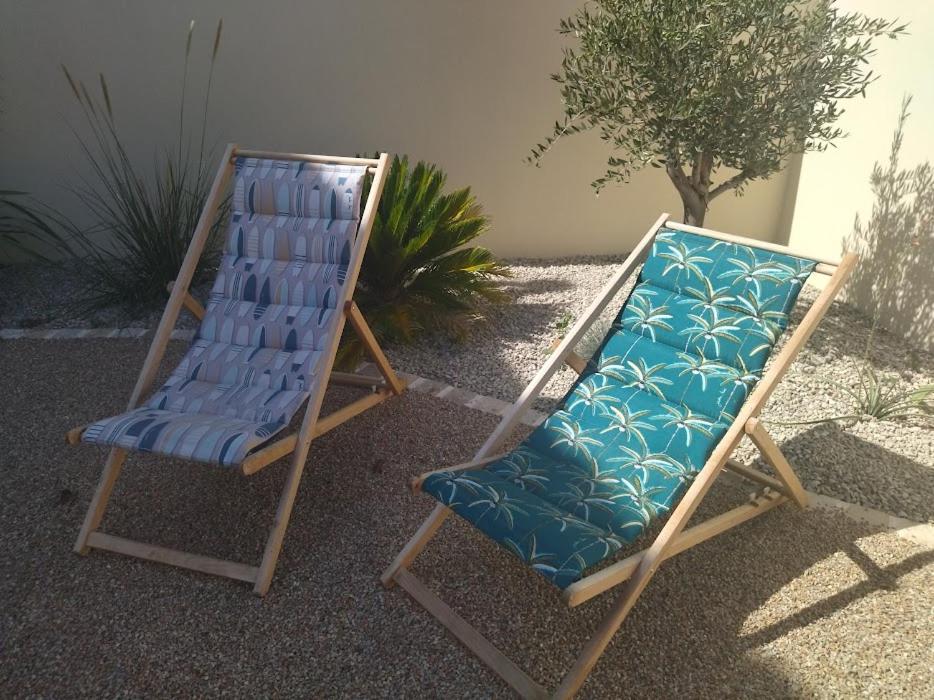 a couple of chairs sitting next to each other at Les Chemins d'Ambre et Thaïs in La Regrippière