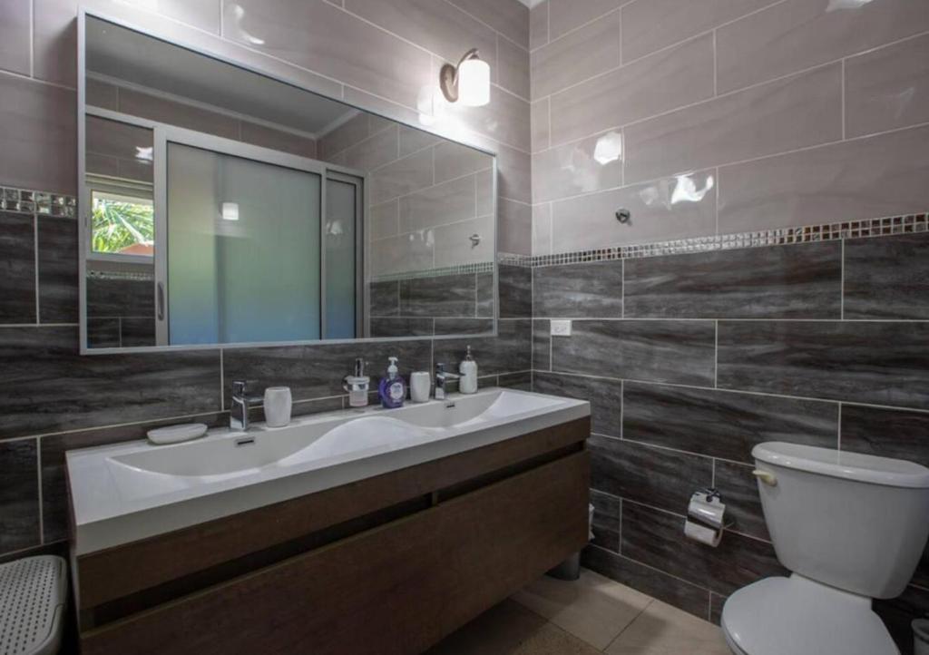 Charming 3-Bed Villa in Maho photo photo 3