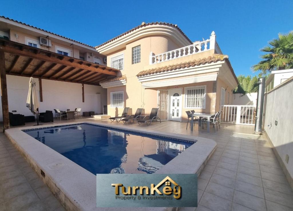 Bazén v ubytovaní 4 Bedroom Villa Private Pool Punta Prima alebo v jeho blízkosti