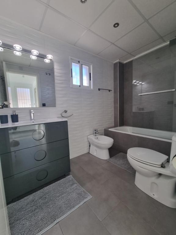 Kúpeľňa v ubytovaní 4 Bedroom Villa Private Pool Punta Prima