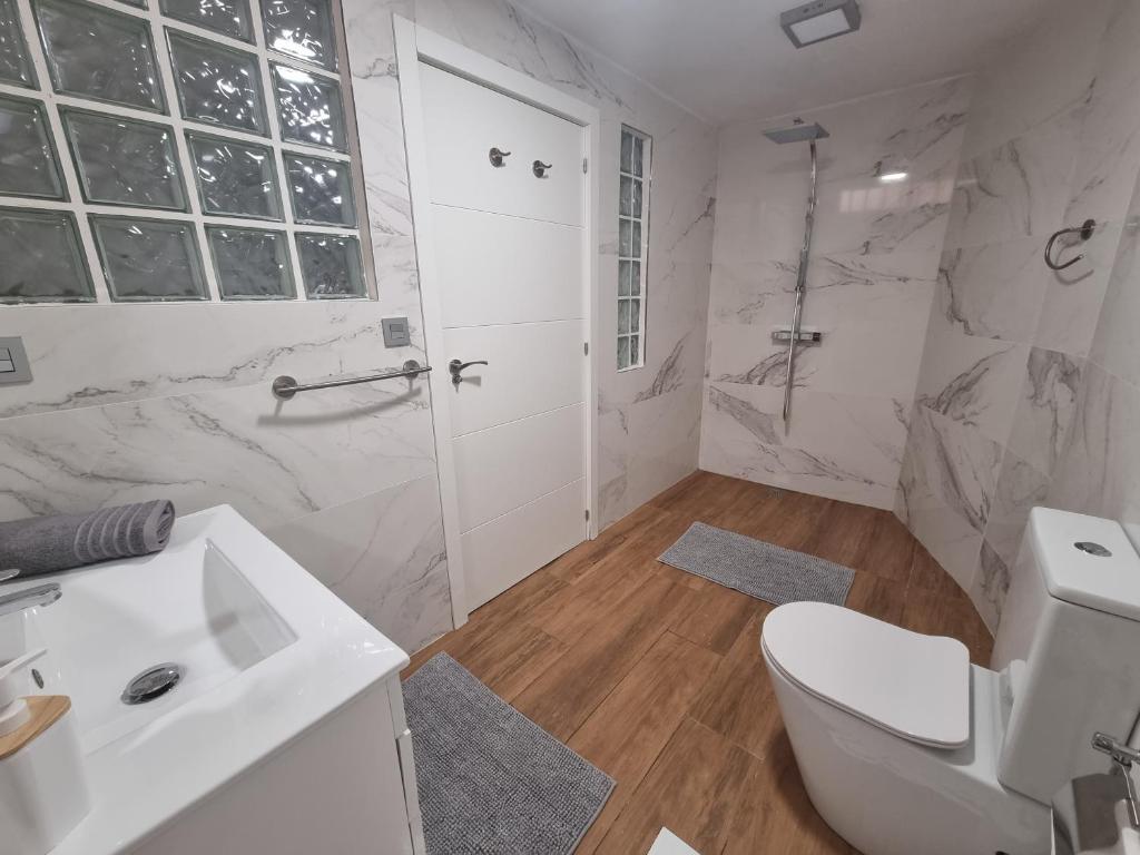 Kúpeľňa v ubytovaní 4 Bedroom Villa Private Pool Punta Prima