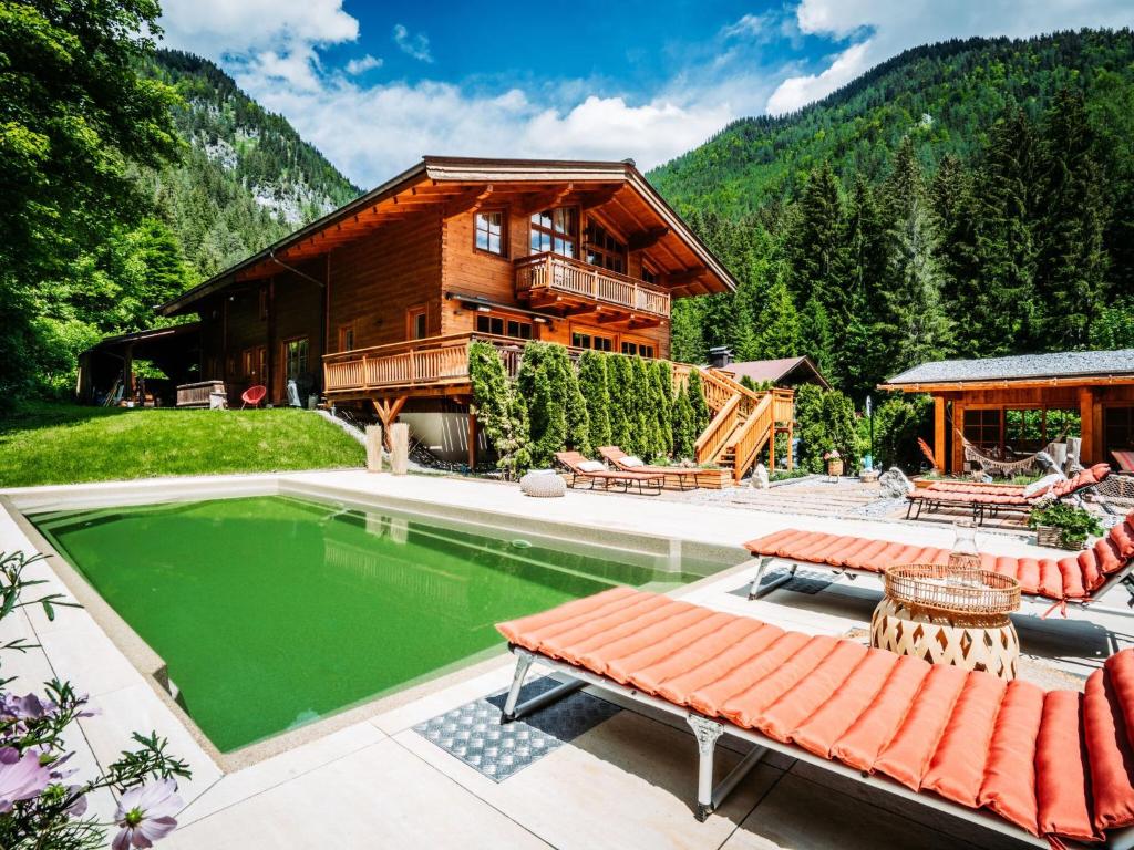 una casa di tronchi con piscina e casa di Hideway Chalet Gamsglück with pool and sauna a Waidring