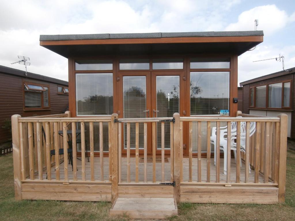 a gazebo with a porch and two chairs at Beautiful 2-Bed Chalet in Mablethorpe in Mablethorpe