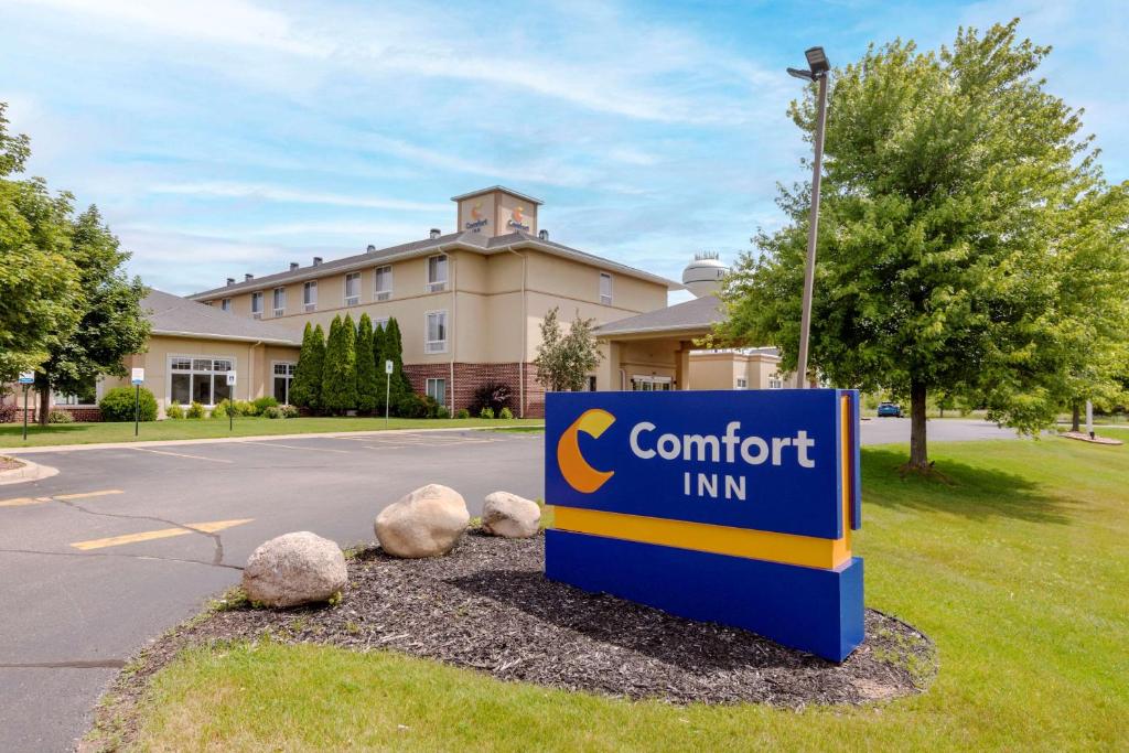 a confident inn sign in front of a building at Comfort Inn Plover-Stevens Point in Plover