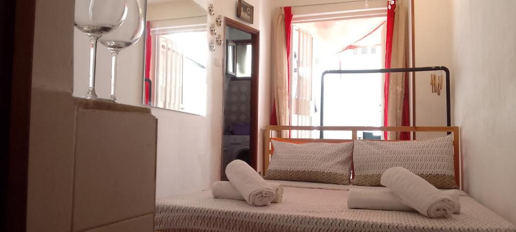um quarto com uma cama com almofadas brancas e uma janela em La casa vecchia di Claudio em Roma