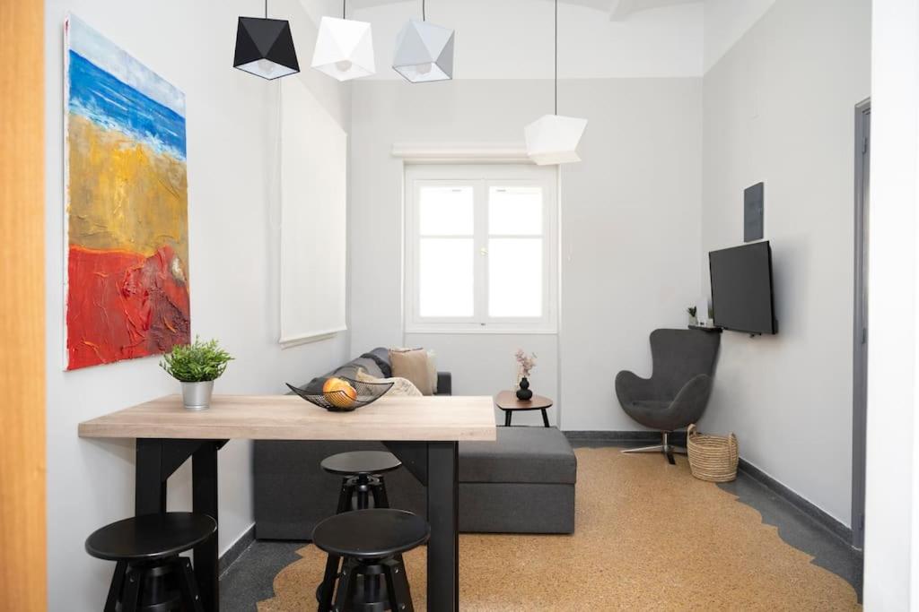 salon ze stołem i krzesłami w obiekcie HomeResidence 1 w mieście Ermupoli